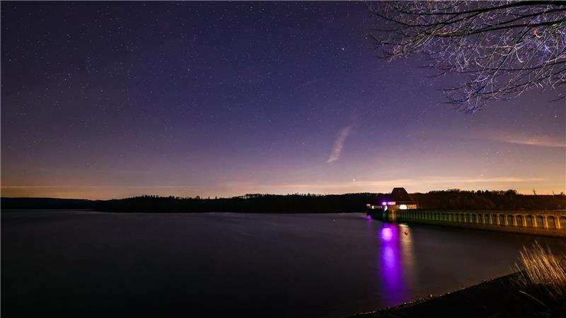 Winterlich klare Schönheit über dem Möhnesee