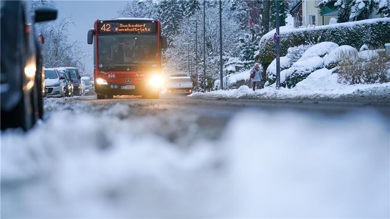 Winterliche Straßenverhältnisse hatten Kieler Busse am Samstag gestoppt. (Archivbild)