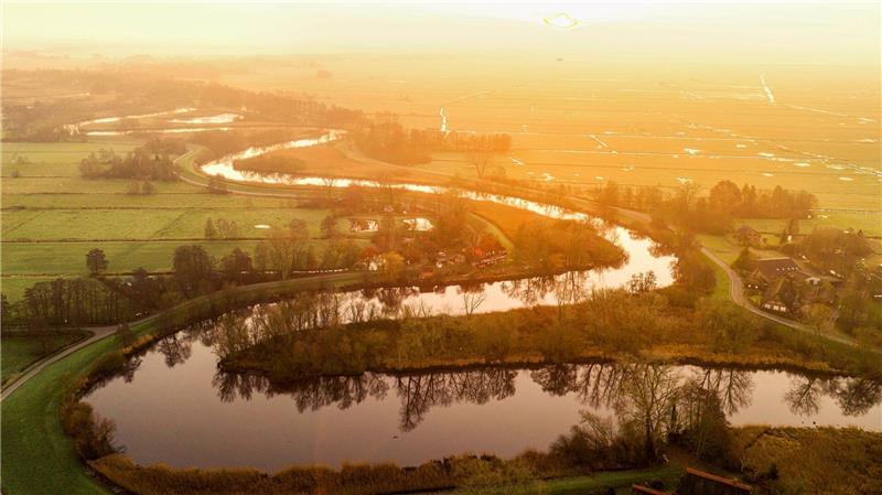 Winterlicher Sonnenaufgang über der Wümme