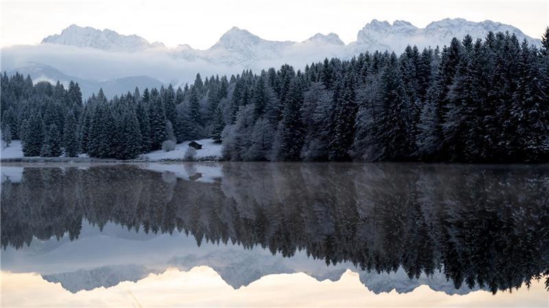 Winterliches Bayern: Das Karwendelgebirge spiegelt sich im Geroldsee.
