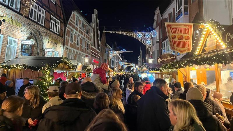 Wintermärchen 2024 in der Langen Straße: Über einen Zeitraum von mehr als vier Wochen schafft es der Weihnachtsmarkt in Buxtehude, mehr Besucher in die Altstadt zu ziehen als normalerweise üblich.