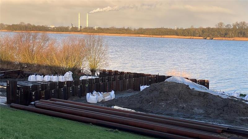 Winterpause: Die Spundwände sind eingebracht. Im Hintergrund ist das Kohle-Kraftwerk in Wedel zu sehen.