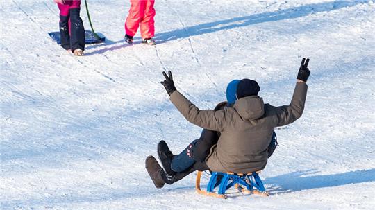 Wintersportler, die auf gemeinsam genutzten Wegen rodeln, müssen auf ihr Tempo achten. Foto: Daniel Bockwoldt/dpa/dpa-tmn