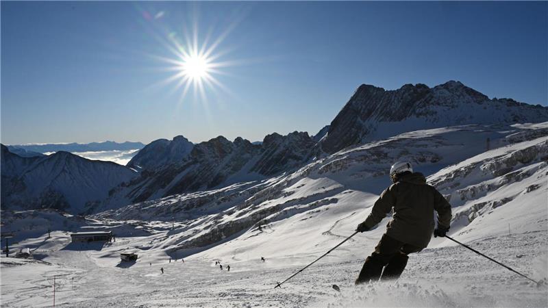 Carver, Kunstschnee, Klima: Skiverletzungen ändern sich Wintersportler genießen in der sich dem Ende zuneigenden Saison Sonnenschein und blauen Himmel. (Archivbild)
