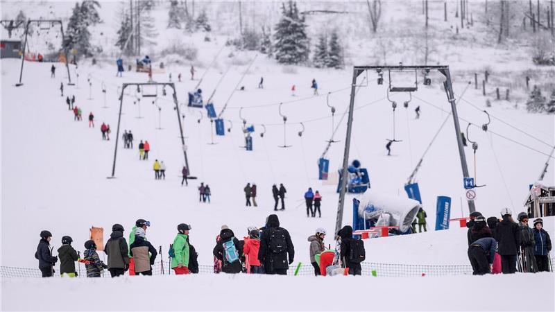 Wintersportler nutzen das Wetter. 