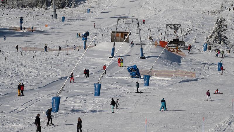 Wintersportler sind im Bereich Hexenritt am Wurmberg unterwegs.