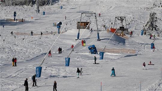 Wintersportler sind im Bereich Hexenritt am Wurmberg unterwegs.