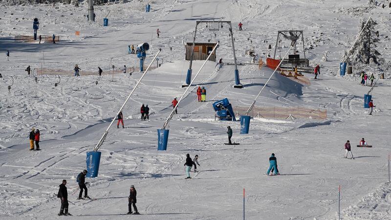 Skibetrieb am Wurmberg startet wieder Wintersportler sind im Bereich Hexenritt am Wurmberg unterwegs.