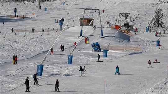 Wintersportler sind im Bereich Hexenritt am Wurmberg unterwegs.