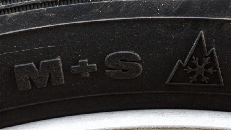 Wintertaugliche Reifen erkennen Sie an diesen beiden Symbolen: Die Abkürzung M+S steht für Matsch und Schnee.