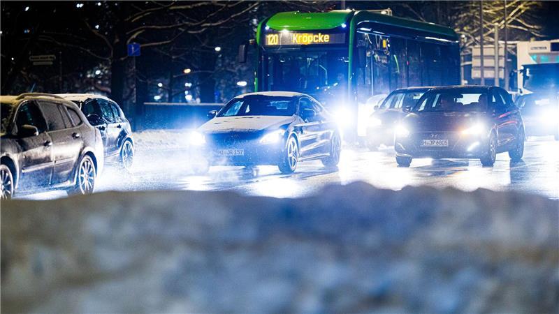 Winterwetter führt in Hannover zu glatten Straßen und bremst auch den Busverkehr aus. (Archivbild)