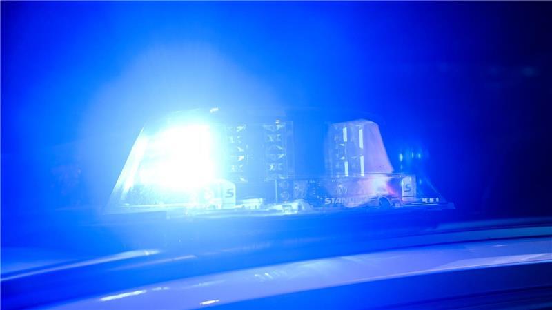 Winterwetter führt stellenweise zu glatten Straßen. (Symbolbild)