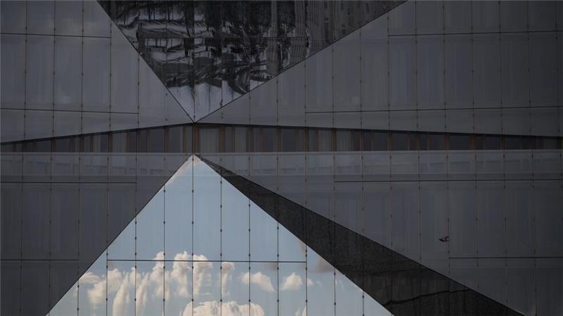 Winterwetter in Berlin: Der Himmel spiegelt sich in unterschiedlich angeordneten Scheiben des 3XN Cubes.