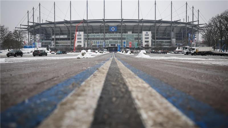 Winterwetter in Hamburg:  Schneematsch, Eis und Streumittel liegen auf der Zufahrt zum Volksparkstadion.