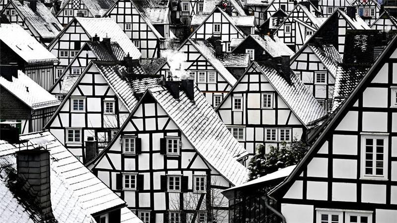 Winterwetter in Nordrhein-Westfalen: Schnee legt auf den Dächern der Fachwerkhäuser des historischen Stadtkerns in Freudenberg.