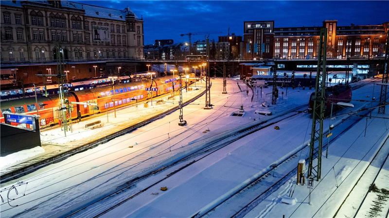 Winterwetter mit Schnee, Eis und Sturm macht der Bahn zu schaffen.