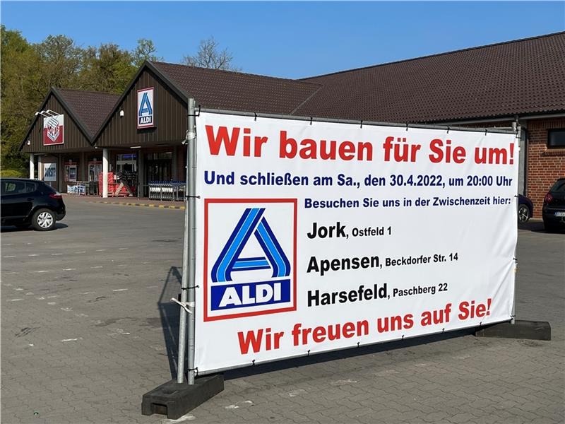„Wir bauen für Sie um!“ verkündet der Banner auf dem Parkplatz vor der Aldi-Filiale am Poggenpohl in Horneburg. Seit Montag ist der Discounter für den Umbau geschlossen. Foto: Vasel