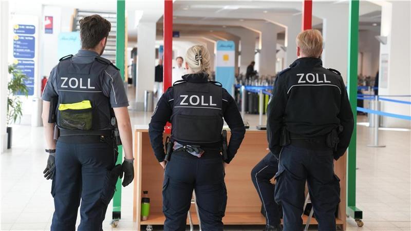Wir begleiten den Zoll bei der Kontrolle von Passagieren der „Mein Schiff 2" am Kreuzfahrtterminal in Bremerhaven. 