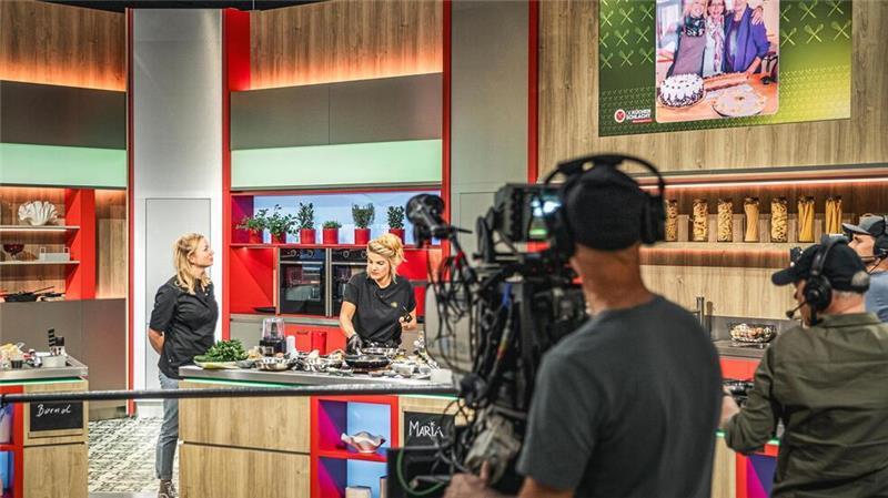 Hinter den Kulissen der Küchenschlacht mit Köchin Zora Klipp aus Zeven Wir begleiten die Zevener Köchin Zora Klipp bei den Dreharbeiten zur ZDF Kochshow „Küchenschlacht“.