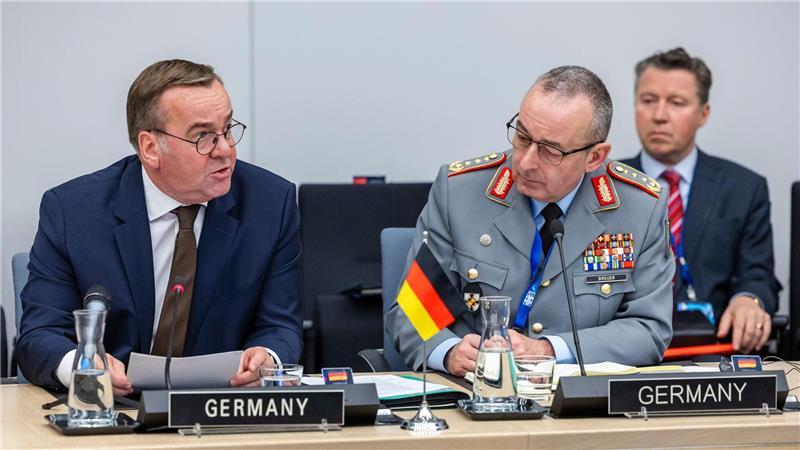 „Wir brauchen eine militärisch starke Ukraine“, sagt Verteidigungsminister Boris Pistorius (l).