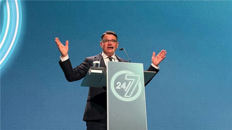 Rhein und Spahn stellen sich demonstrativ hinter Merz „Wir brauchen nicht weniger Merz, wir brauchen mehr Merz“: Ministerpräsident Rhein stärkt dem Kanzler in seiner Rede auf dem Parteitag den Rücken.