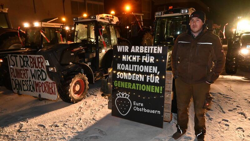 Demonstrationszug durch den Landkreis Stade: Landwirte legen den Verkehr lahm „Wir fühlen uns von der Politik alleingelassen“, sagt der junge Obstbauer Simon Ecks.