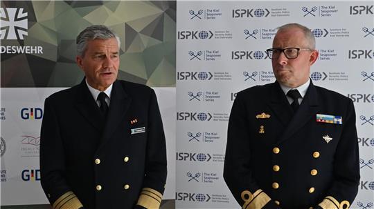 „Wir haben wieder sehr realitätsnah üben können und viele Erfahrungen gesammelt“, erklärte Vize-Admiral Frank Lenski (l). 