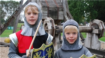 "Wir hatten ein tolles Wochenende beim Blidenfest in Beckdorf und durften uns als Ritter verkleiden." Julius (8) und Valentin (6) Riekmann aus Buxtehude, am 29. September 2025.