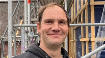 "Wir kommen gut voran und demnächst haben wir die grüne Scheune in Hammah wieder komplett verkleidet."Simon Lohsen, Zimmermann aus Brillit, am Dienstag, 5. Mai 2026.