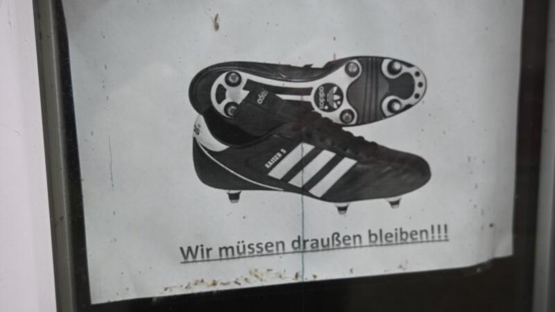 Nach Streit mit Anwohner: Sportplatz-Ärger in Steinkirchen geht vor Gericht Ein Schild mit Fußballschuhen auf dem "Wir müssen draußen bleiben steht".