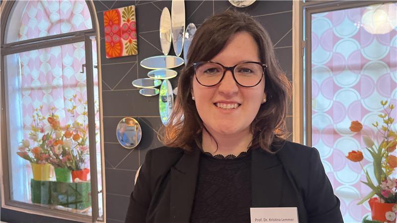 „Wir müssen immer noch schneller und besser sein als die KI. Weil wir es sind, die sie am Ende kontrollieren müssen“, sagt Professor Dr. Kristina Lemmer von der Leuphana Universität Lüneburg und der Hochschule Bremen.