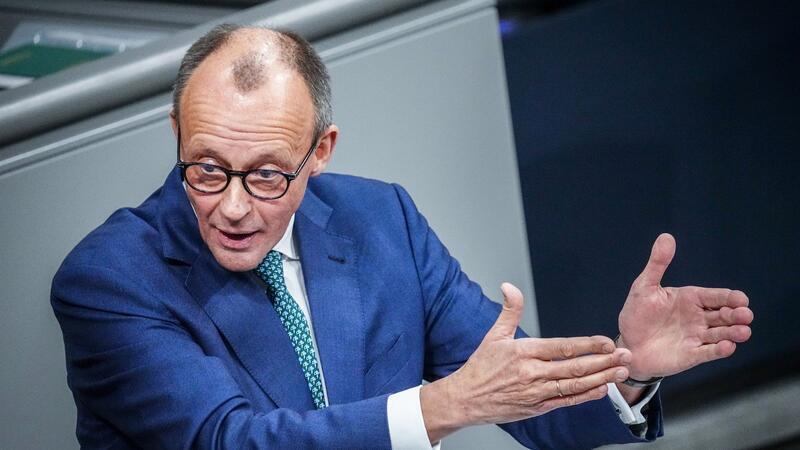 „Wir müssen in der politischen Mitte dieses Landes dafür sorgen, dass die Extremen nicht noch stärker werden“, appelliert Merz.