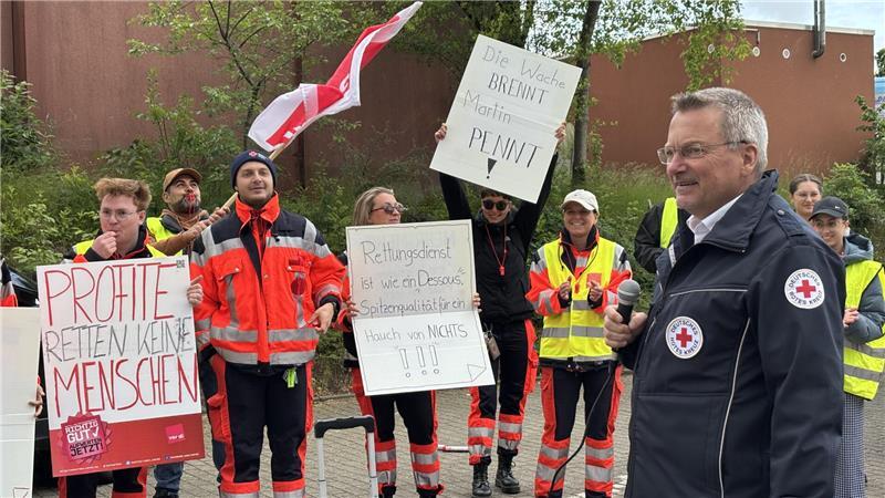 „Wir nehmen ihr Anliegen ernst", betonte Uwe Lütjen, Geschäftsführer des DRK-Kreisverbands, beim Streik vor der Kreisgeschäftsstelle in Stade.