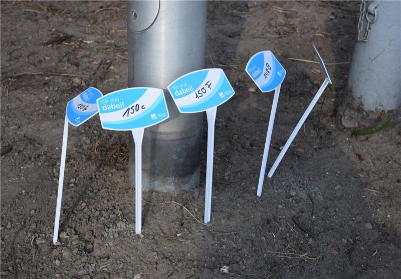 „Wir sind dabei“ -Schilder sind Teil des Marketing konzepts der Deutschen Glasfaser. Foto Albus