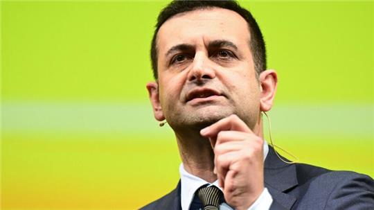 „Wir sind dagegen“, sagt FDP-Generalsekretär Bijan Djir-Sarai über ein mögliches AfD-Verbotsverfahren.