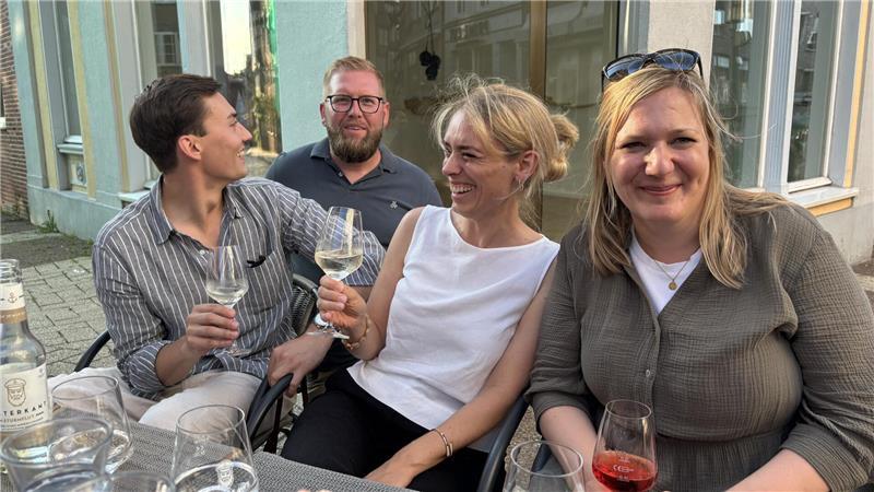 Altstadtfest Stade: So ging’s am Samstagabend in die heiße Phase „Wir sind neu in Deinste und nehmen alle Feste in Stade mit“, sagt Sybille Huth (zweite von rechts). Zusammen mit Partner Max Steffen (links) sowie mit Svenja und Dirk Lehsten aus Fredenbeck hat sie Spaß bei Fischers Weinwerk.