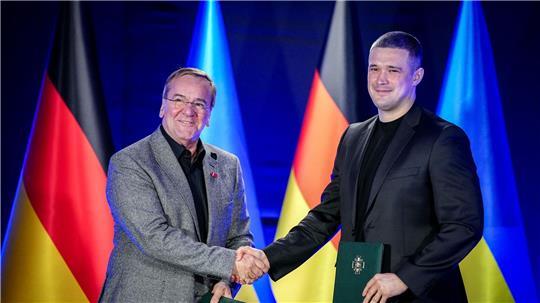 „Wir sind strategische Partner. Wir unterstützen euch einerseits weiter in eurem Abwehrkampf, aber andererseits bauen wir immer mehr auf eine strukturierte, langfristige Partnerschaft, auf die es ankommt“, sagte Pistorius in Kiew.