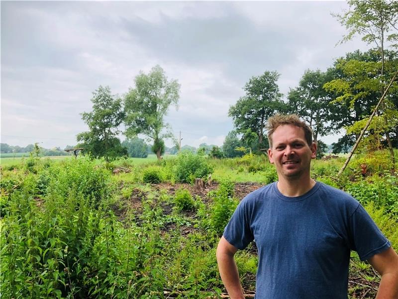 „Wir werden das alles renaturieren“, sagt Jörg Baumann . Der Stader Unternehmer plant auf dem alten Hof an der Milchstelle in Burweg Wohnmobilstellplätze. Foto: Klempow