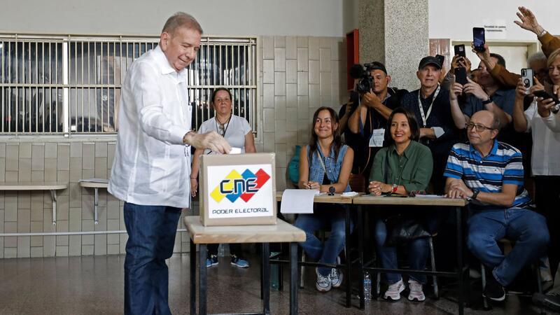 Präsidentenwahl in Venezuela: Wahllokale schließen „Wir werden den Hass in Liebe verwandeln, die Armut in Fortschritt, die Korruption in Ehrlichkeit, den Abschied in ein Wiedersehen“, sagte Oppositionskandidat González.