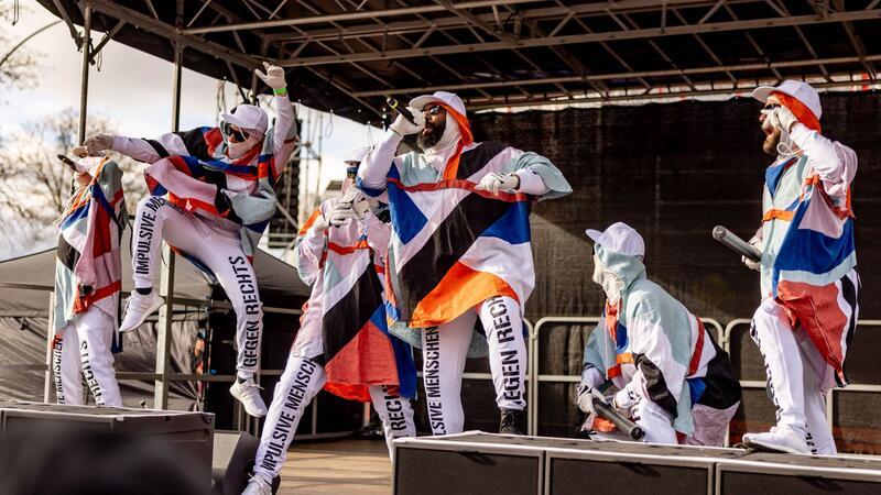 Zigtausende Demonstranten setzen Zeichen gegen rechts „Wir wollen keine Nazis und keine AfD“, skandierte die Hamburger Band Deichkind bei ihrem Auftritt.