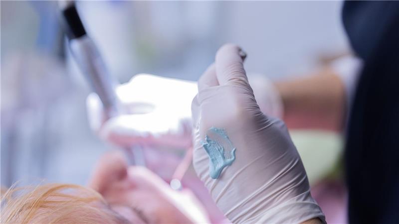 Wirbel um Zahnarztbesuche. Heute zahlt die Krankenkasse feste Zuschüsse. (Archivbild)