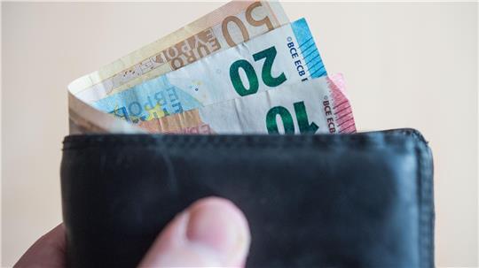 Wird 2025 alles teurer? Nein, es winken auch Erleichterungen für Menschen.