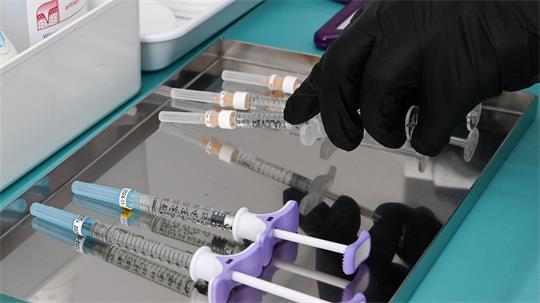 Wird Botulinumtoxin unsachgemäß injiziert, kann es unter anderem zu Schwellungen, Hämatomen, hängenden Lidern oder asymmetrischen Ergebnissen kommen. 