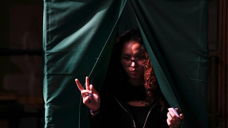 Bilder des Tages Wird Chile bald eine neue Verfassung erhalten oder das Grundgesetz aus Zeiten der Militärdiktatur behalten? Für das Referendum hat diese Wählerin ihre Entscheidung getroffen, als sie aus der Wahlkabine in Santiago tritt.