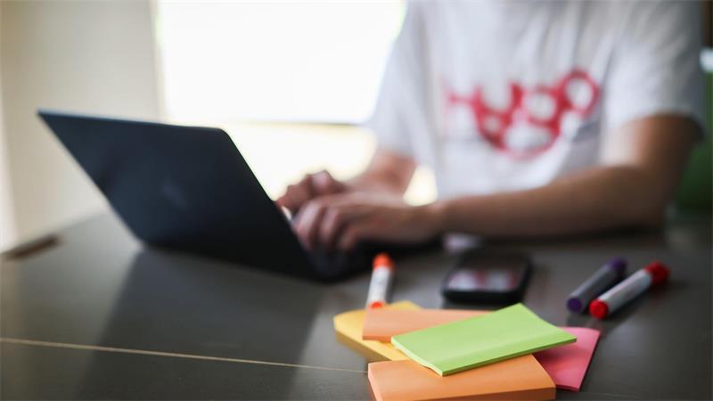 Umfrage: Rund die Hälfte erwartet KI-Kenntnisse für Jobstart Wird KI zunehmend Aufgaben von Berufsanfängern übernehmen? (Symbolbild)