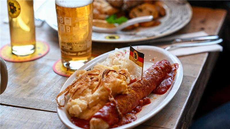 Essengehen nach Gastro-Steuersenkung nicht zwingend billiger Wird die Currywurst günstiger, wenn die Mehrwertsteuer für Speisen in der Gastronomie sinkt? (Symbolbild)