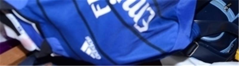 Wird einem Jungen fehlen : HSV-Shirt, neuwertige Nike-Schuhe und Triathlon-Hemd vom Stader SV.
