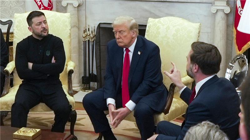 Requiem für Papst Franziskus an Petersdom beendet - nun Trauerzug Wird es ein Treffen zwischen dem ukrainischen Präsidenten Wolodymyr Selenskyj (l) und dem US-Präsidenten Donald Trump (M) geben?