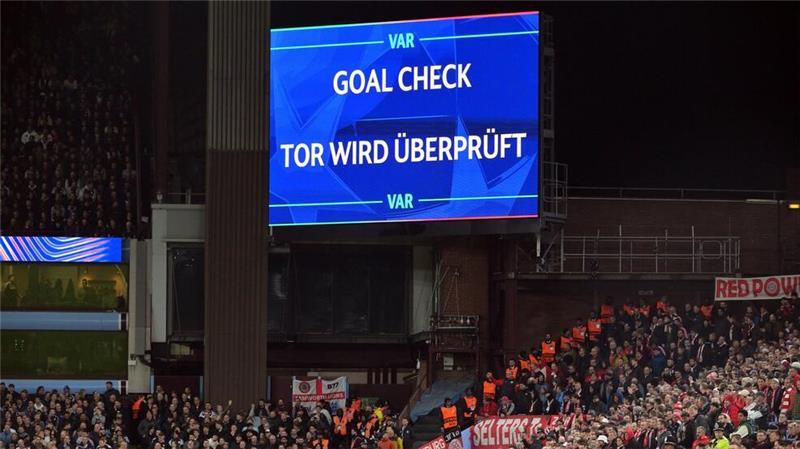 Wird künftig auch vom Schiedsrichter erklärt: Ein Videobeweis beim Champions-League-Spiel Aston Villa gegen Bayern München.
