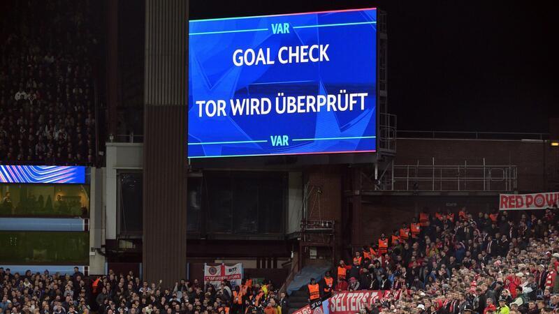 Wird künftig auch vom Schiedsrichter erklärt: Ein Videobeweis beim Champions-League-Spiel Aston Villa gegen Bayern München.